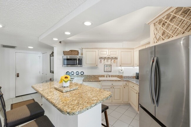 Building Photo - Beautiful 2/2 Bayshore Condo!