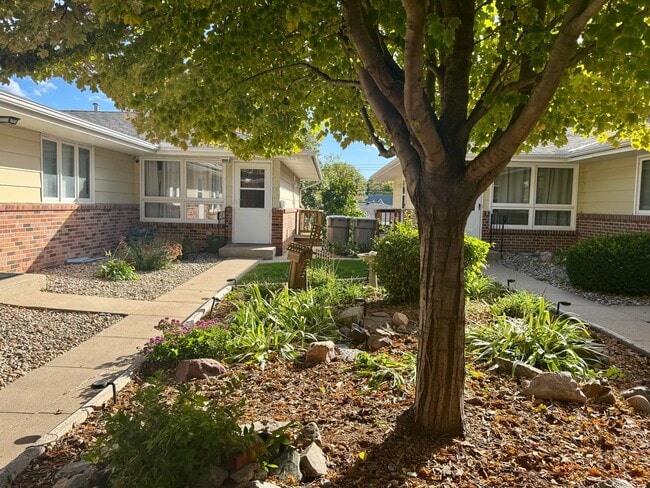 Building Photo - **DEPOSIT SPECIAL** 3 bedroom, 2 bath townhouse in COLLEGE VIEW