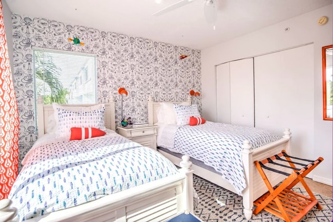 2nd floor ensuite bedroom with 2 twin beds - 96 Ave C