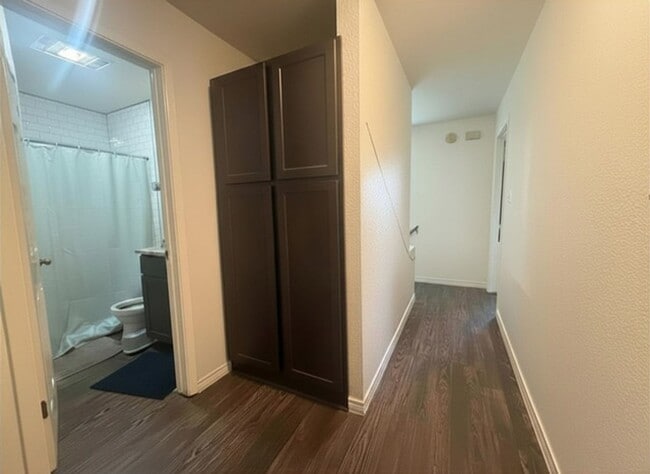 Building Photo - Craddock-222