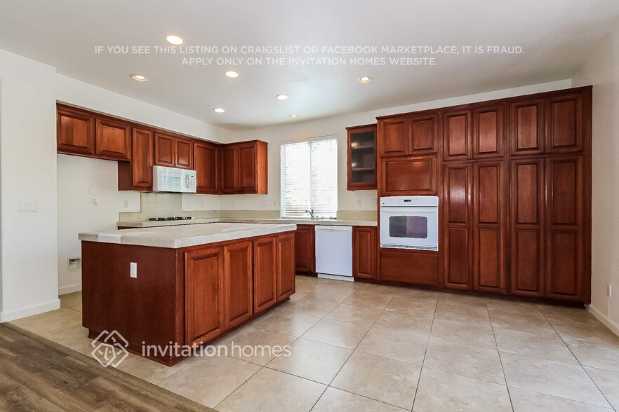 Building Photo - 2556 Hawk Crest Dr