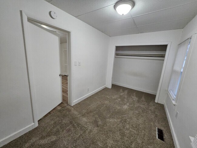 Building Photo - 109 E Eichel Ave