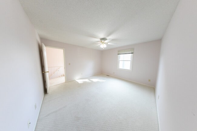 Building Photo - 618 Chaucer Ln