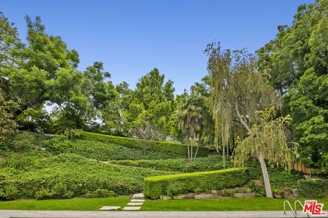 Building Photo - 18080 Karen Dr