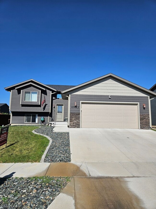 Building Photo - 3 BED | 3 BATH | SPLIT FOYER HOME | GARAGE