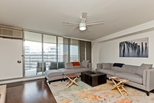 Building Photo - 300 N State St