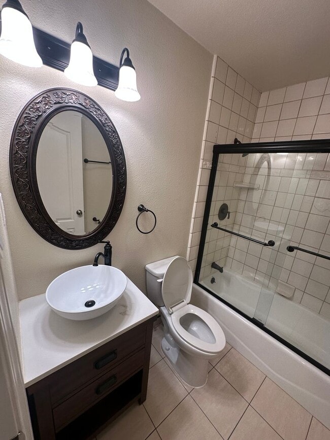 Building Photo - Gorgeous, 3 bedroom, 2.5 bath home, ready for move in