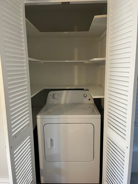 Building Photo - 386 Main St