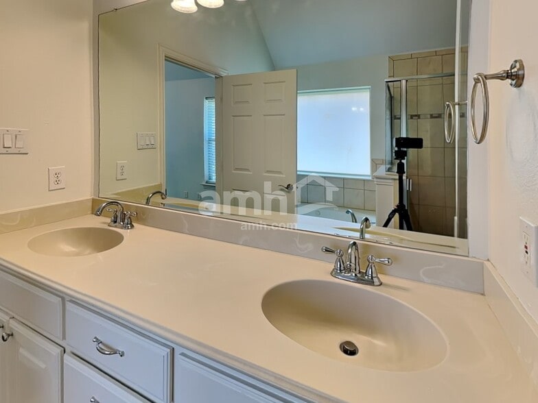 Building Photo - 3720 Drexel Dr