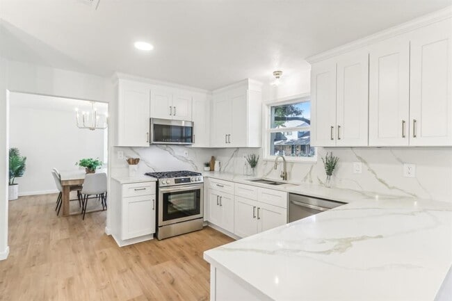 Building Photo - 8014 Meadowcroft Dr