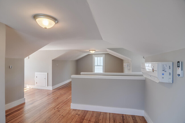 Building Photo - East Nashville Cottage!