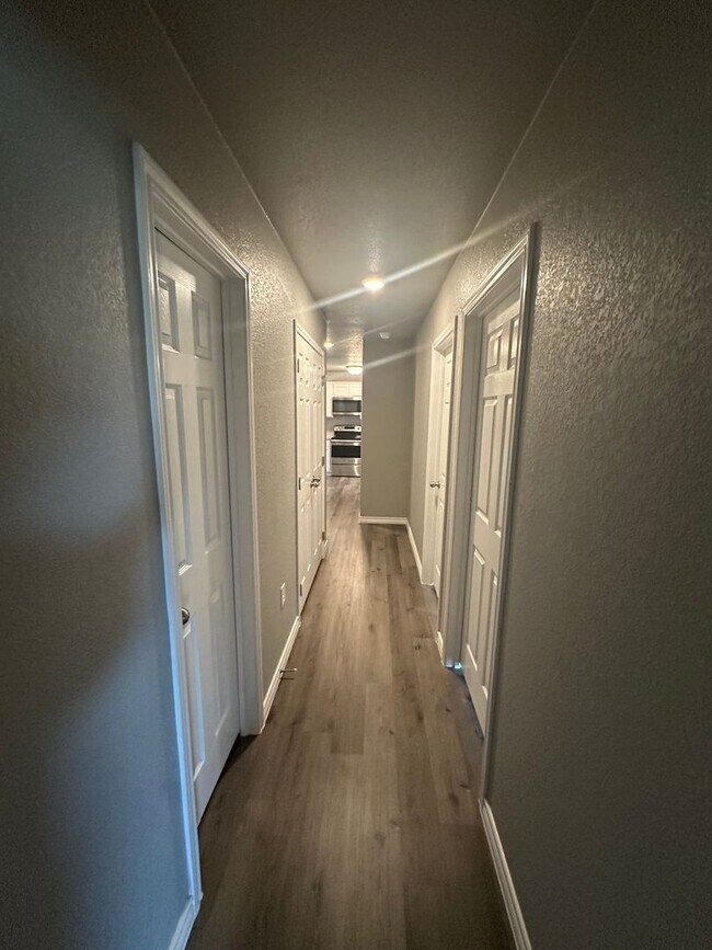 Building Photo - AVAILABLE NOW - (SECTION 8 ACCEPTED)