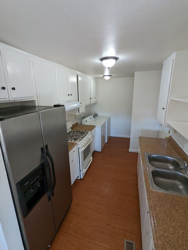 Building Photo - Cozy Two Bedroom, One and a Half Bath Townhouse