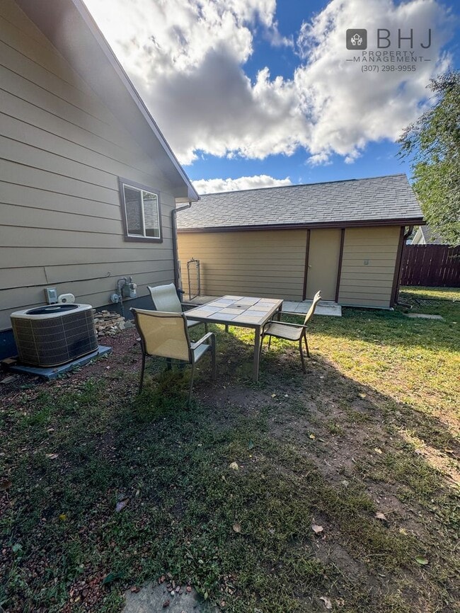 Building Photo - DOG FRIENDLY, 3 BED/ 1.5 BATH SINGLE FAMIL...