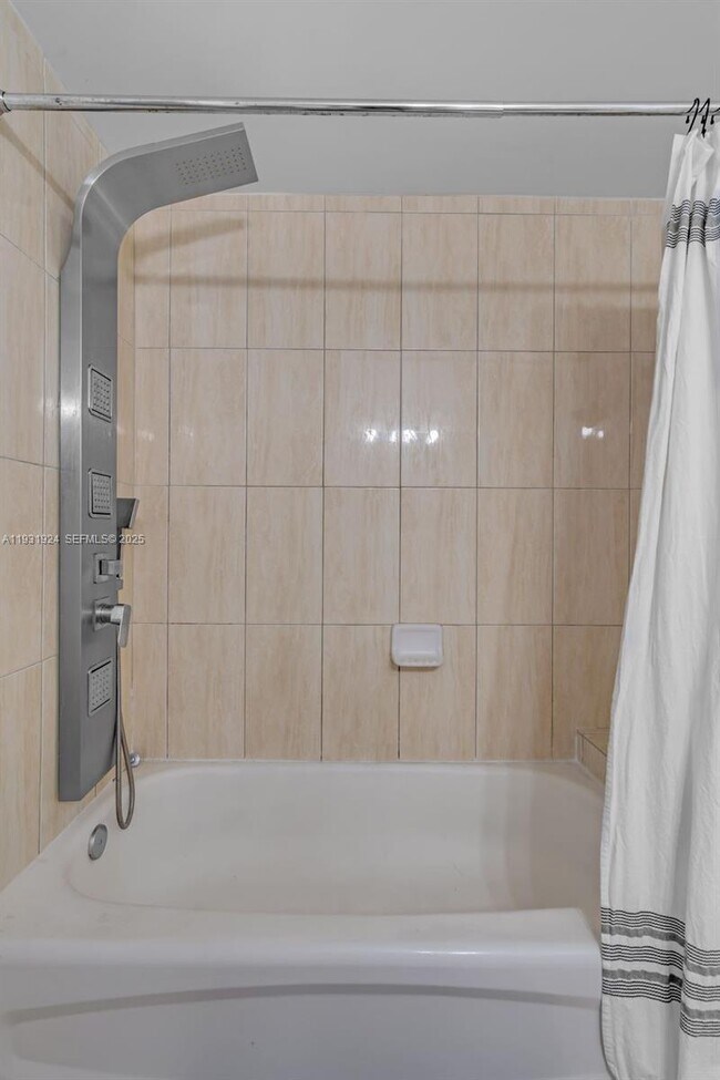 Building Photo - 1750 N Bayshore Dr