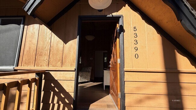 Building Photo - 53390 Circle View Dr