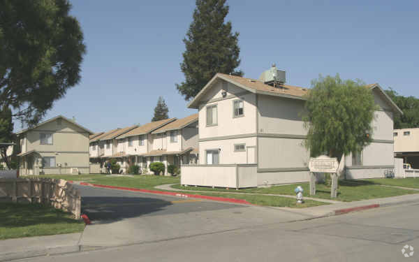 Building Photo - Peppertree Apartments