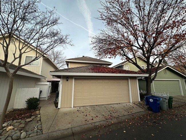 Building Photo - Folsom 3/2 in Gated Woodbridge Community