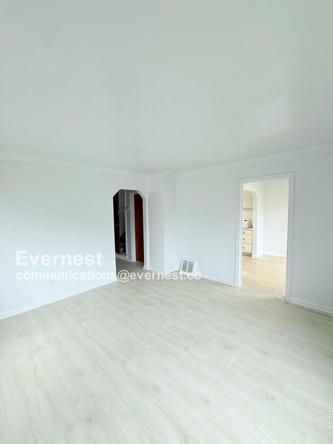 Building Photo - 18184 Riopelle St