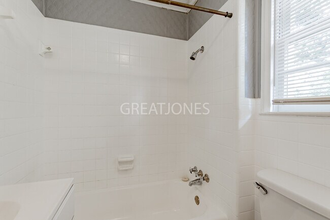 Building Photo - Charming 4 Bedroom in Batesburg-Leesville!