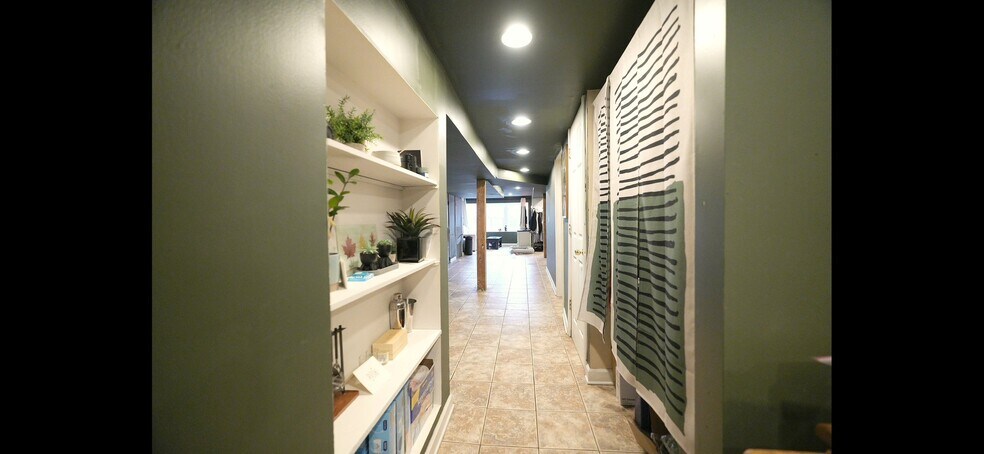 Building Photo - 2333 S Hoyne Ave