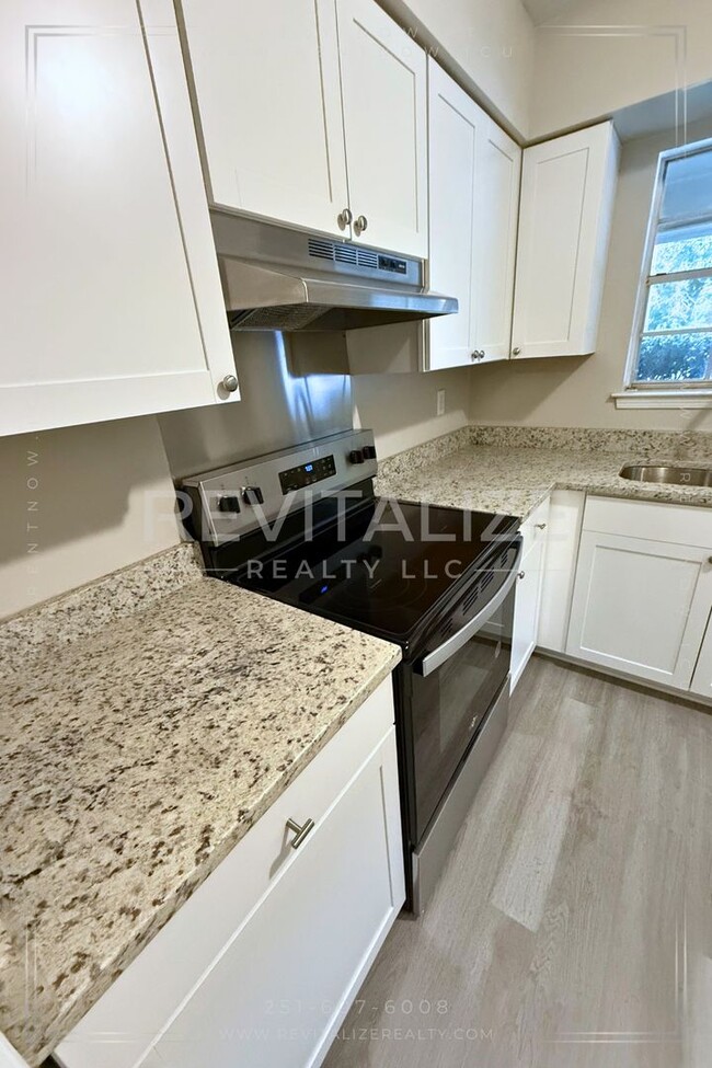 Building Photo - 1/2 Deposit! Renovated 2 Bedroom/1.5 Bathr...