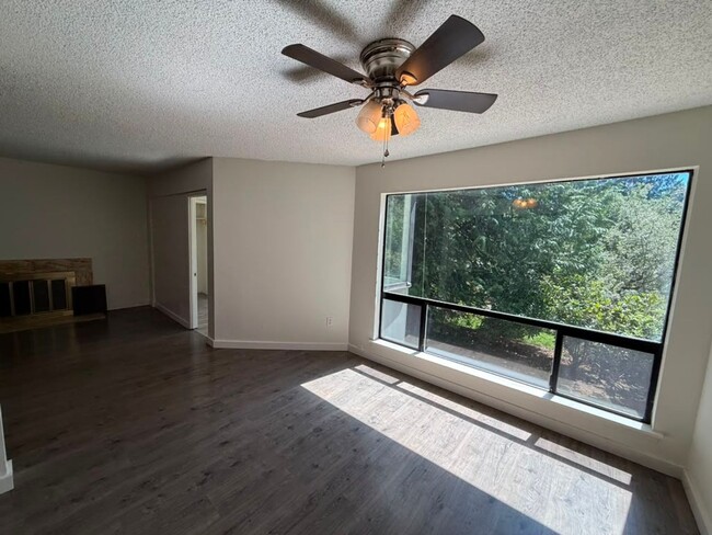 Building Photo - 3 Bed 2 Bath Condo & Pool Access!