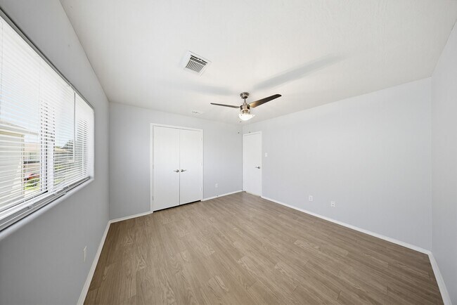 Building Photo - 627 Regal Hollow Ln