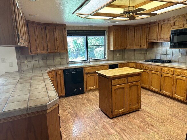 Building Photo - 475 E Mercedes Ave