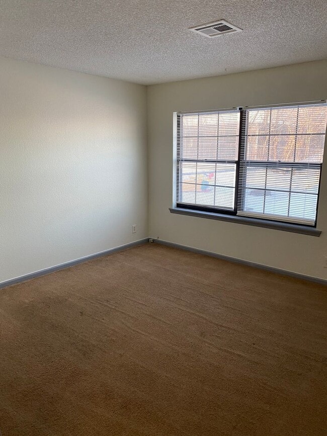 Building Photo - 2 Bed 1 Bath 1 Car Garage Duplex in Centra...