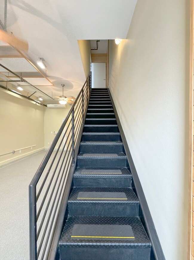 Building Photo - Live & Work Industrial Art Loft with Two C...