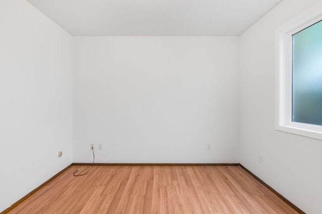 Building Photo - Spacious 1-Bedroom Apartment in South Shat...