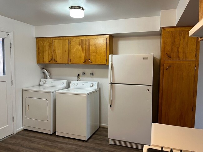 Building Photo - 2 Bedroom, 1 Bathroom Duplex - Located nea...