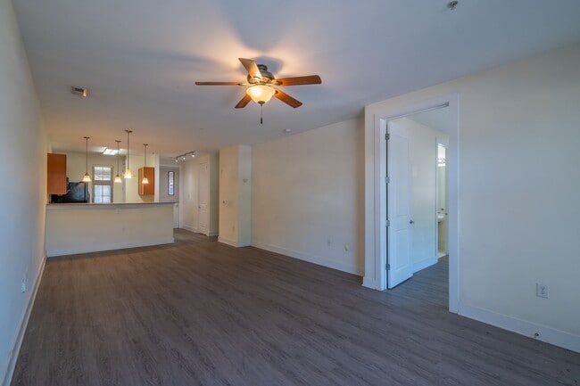 Building Photo - Wonderful 2bd/2bth uptown condo! lots of space in a beautiful building
