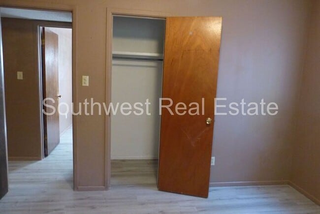 Building Photo - Spacious 3 bedroom 2 bathroom home.