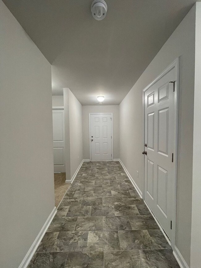 Building Photo - Gorgeous 4bed/3bath home w/ Fenced Yard in...