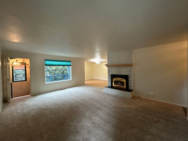 Building Photo - 3 Bedroom / 2 Bathroom in Bend's Orchard D...
