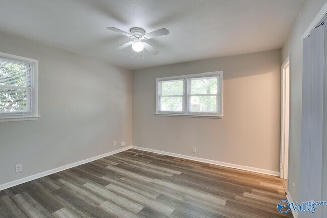 Building Photo - 4813 Joy Dr NW