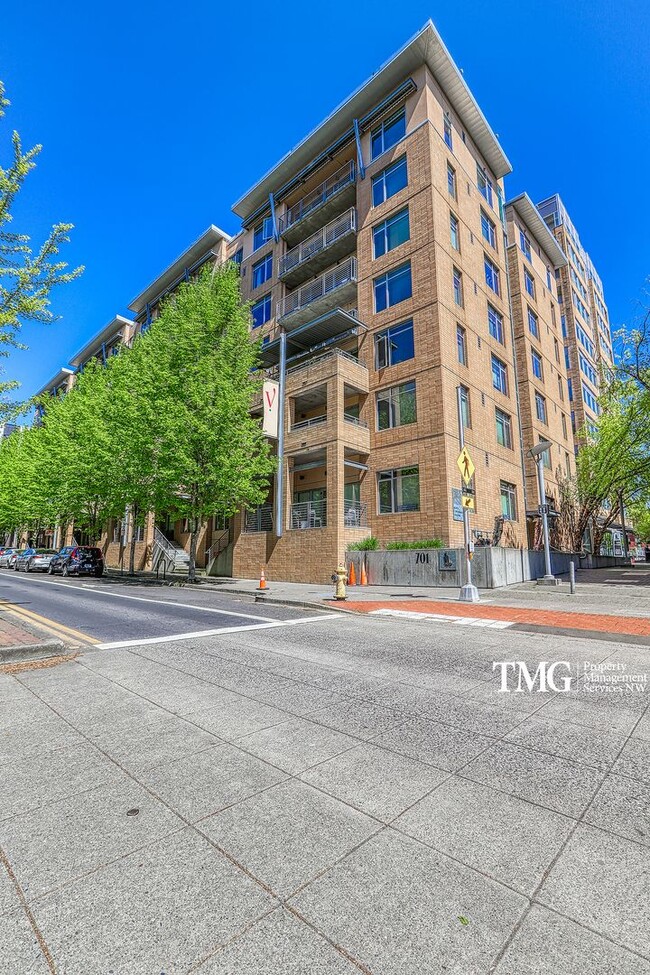 Building Photo - Top-Floor 2BD/2BA Condo w/ Stunning Park Views & Utilities Included