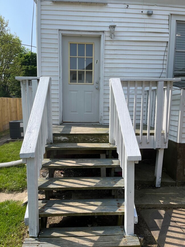 Building Photo - 1106 W Church St