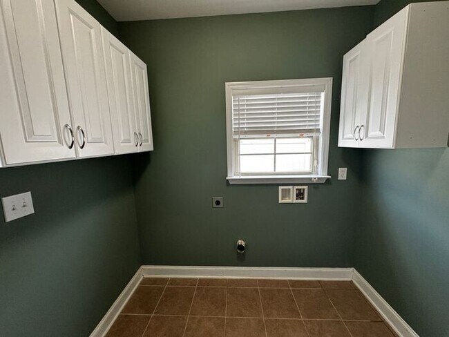 Building Photo - Near Redstone Arsenal Gate 1 with fence, storm shelter and AMAZING spa shower in primary suite