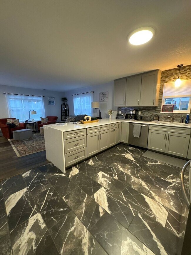 Building Photo - 3 Bedroom 3 Bathroom - Short Term Lease