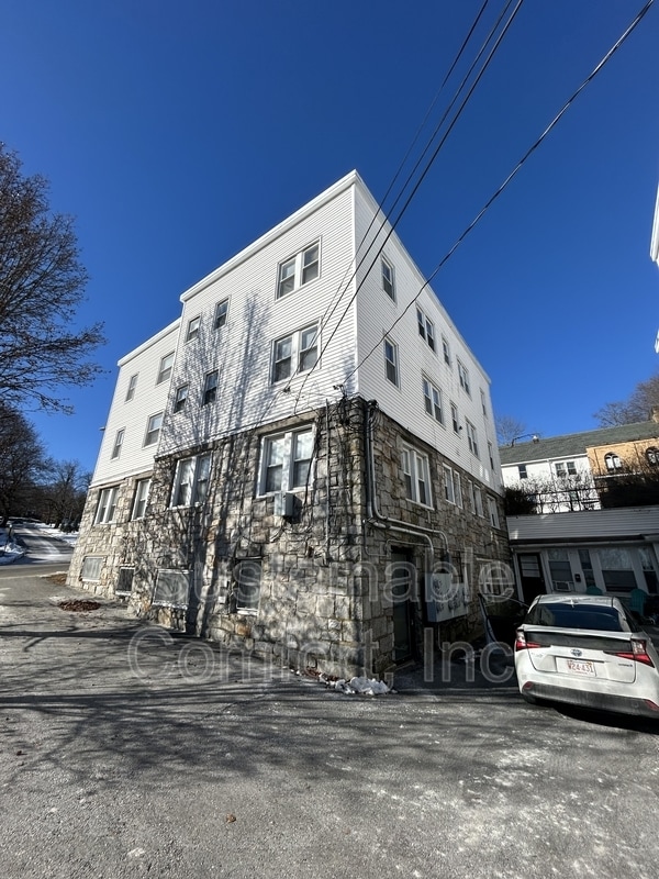 Building Photo - 827 Pleasant St