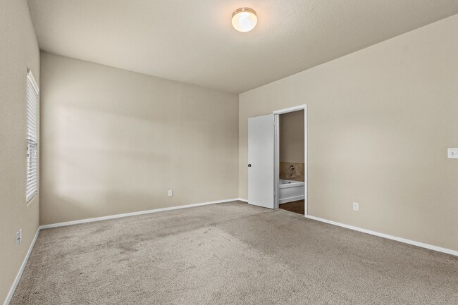 Building Photo - Beautiful home Located in desirable west F...