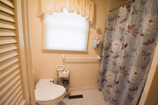 Building Photo - Unique, Conveniently Located, 4 bed 2.5 bath Home For Rent!