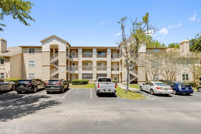 Building Photo - 5 Arbor Club Dr