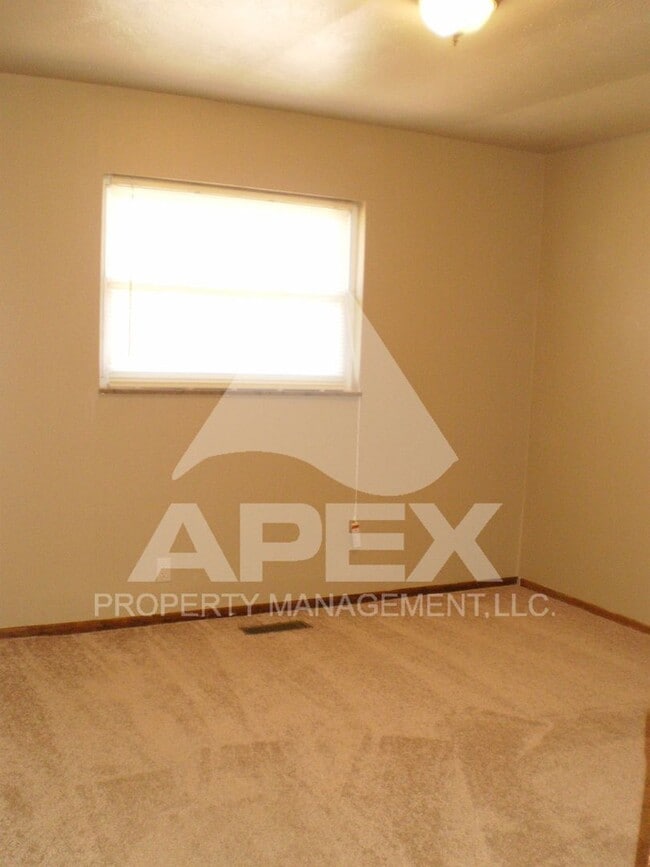 Building Photo - MOVE-IN SPECIAL, $1 RENT!! - Nice 2 Bd - 1Ba Apartment in Fountain City w/1-Car Carport Parking -...