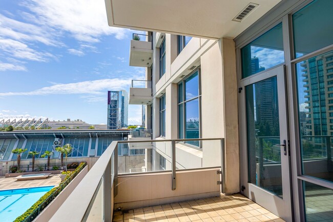 Building Photo - Water Views in the Pinnacle Marina