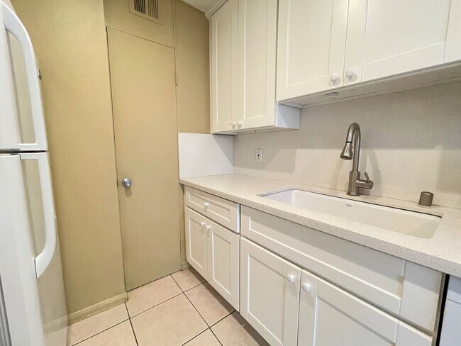 Building Photo - Spacious Condo at Collwood Villas!