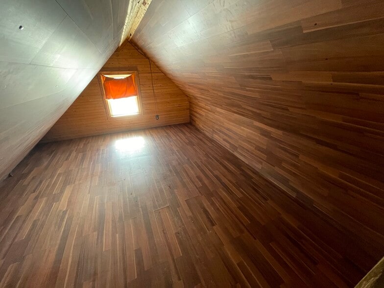 Upstairs Den - 303 Benton St